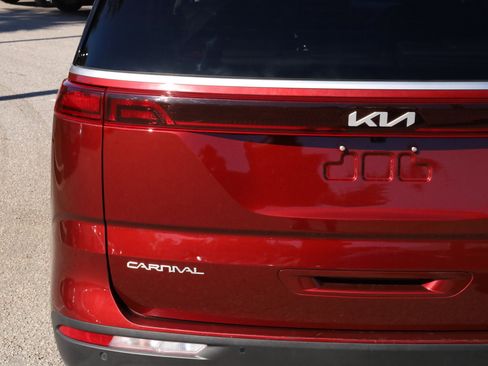Used 2024 Kia Carnival LX image 19