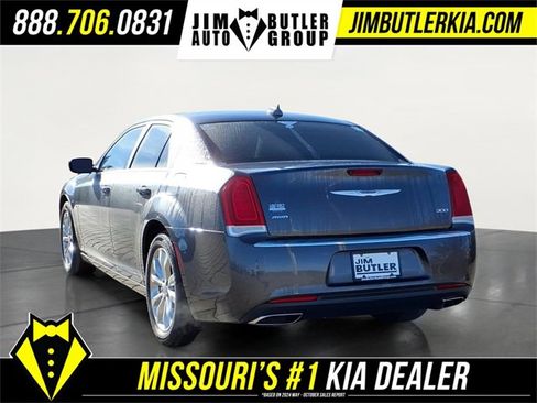 Used 2019 Chrysler 300 Touring w/ Driver Convenience Group image 4