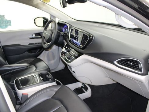 Used 2024 Chrysler Pacifica Touring-L image 28