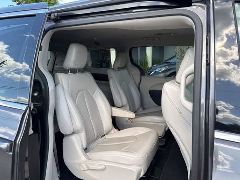 Used 2018 Chrysler Pacifica Touring-L image 16