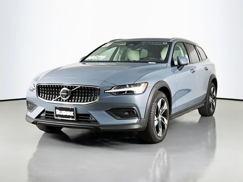 Certified 2024 Volvo V60 B5 Cross Country Plus AWD/4WD image 3