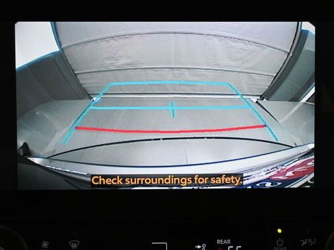 Used 2023 Toyota Highlander XLE AWD/4WD image 12