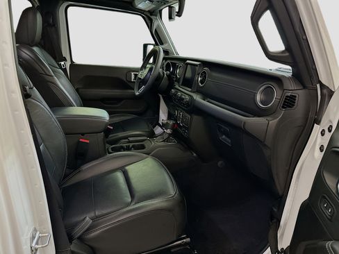 Used 2023 Jeep Wrangler Sahara image 32