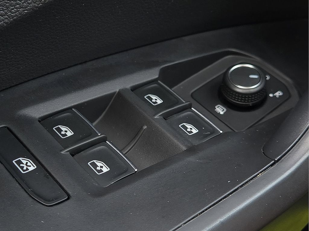 Used 2025 Volkswagen Jetta SE FWD image 16