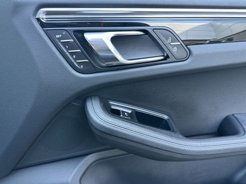 Certified 2025 Porsche Macan AWD/4WD image 19