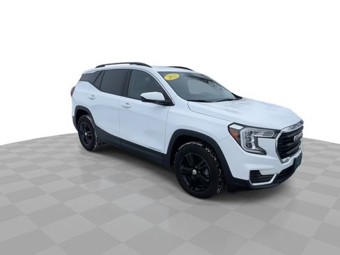 Used 2023 GMC Terrain SLE w/ Driver Convenience Package image 2