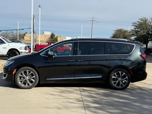 Used 2017 Chrysler Pacifica Limited w/ UConnect Theater Package image 2