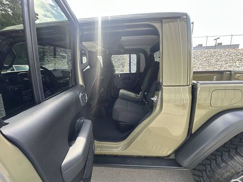 Used 2025 Jeep Gladiator Mojave AWD/4WD image 11