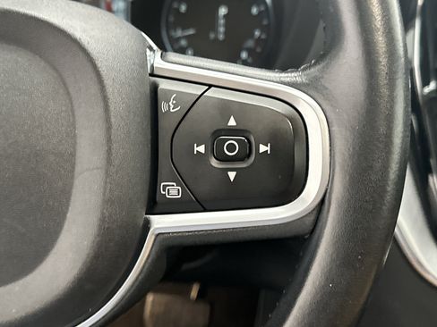 Used 2018 Volvo XC60 T5 Momentum w/ Convenience Package image 31