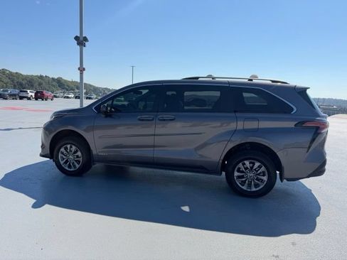 Used 2021 Toyota Sienna LE w/ LE Plus Package AWD/4WD image 6