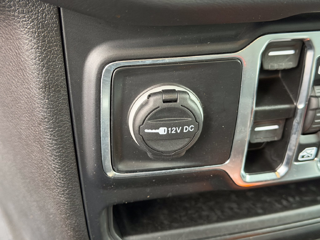 Used 2024 Jeep Wrangler Unlimited Sahara w/ Technology Group AWD/4WD image 33