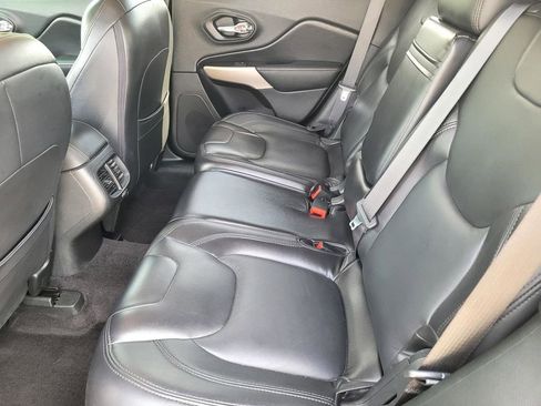 Used 2018 Jeep Cherokee Latitude w/ Altitude Package FWD image 11