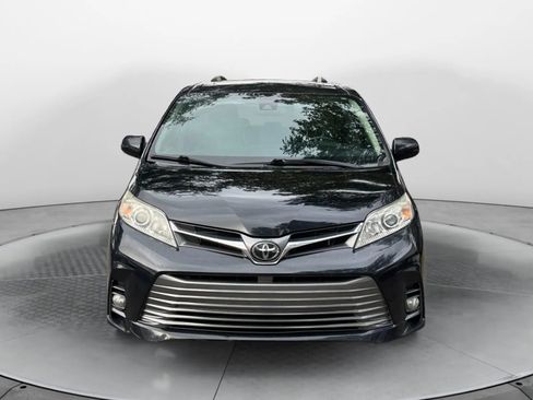 Used 2019 Toyota Sienna XLE image 2
