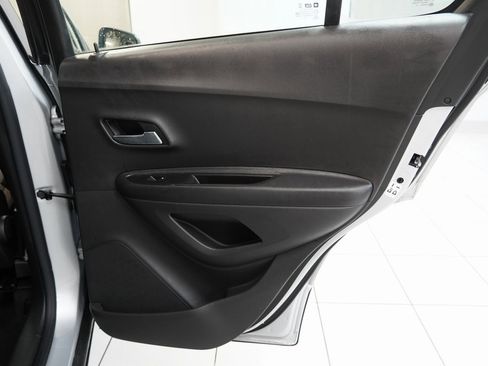 Used 2021 Chevrolet Trax LS image 27