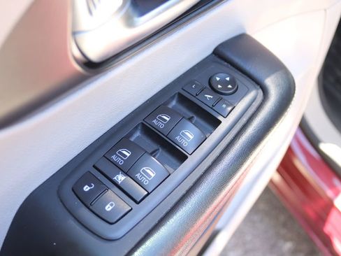 Used 2020 Chrysler Pacifica Limited FWD image 27