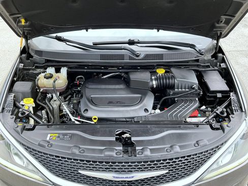 Used 2020 Chrysler Pacifica Limited FWD image 25