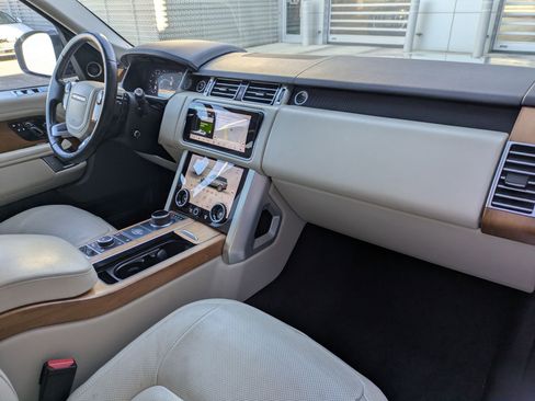Used 2020 Land Rover Range Rover HSE image 28