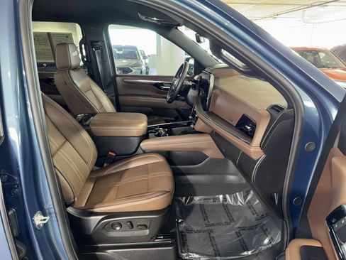 Used 2025 Chevrolet Suburban High Country image 10