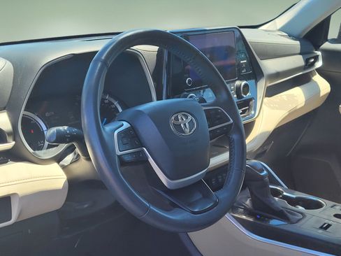 Used 2023 Toyota Highlander XLE AWD/4WD image 10