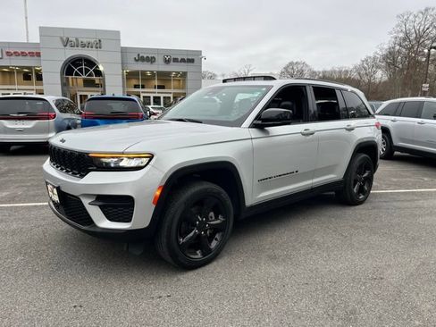 Used 2024 Jeep Grand Cherokee Altitude AWD/4WD image 2