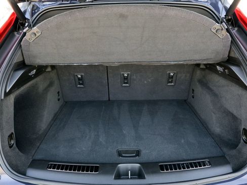 Used 2025 Cadillac XT4 Premium Luxury image 16