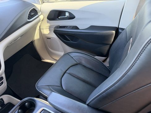 Used 2020 Chrysler Pacifica Limited w/ Advanced Safetytec Group image 17