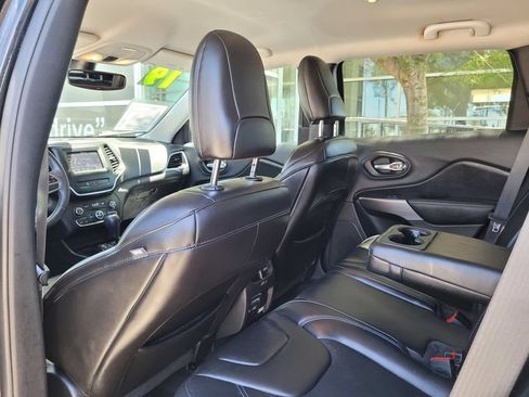 Used 2019 Jeep Cherokee Latitude Plus w/ Comfort/Convenience Group FWD image 15