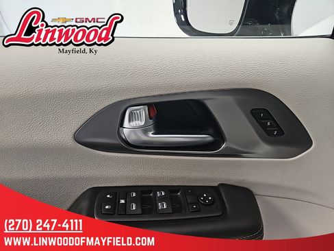 Used 2024 Chrysler Pacifica Touring-L image 15