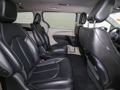 Used 2023 Chrysler Pacifica Touring-L FWD image 19