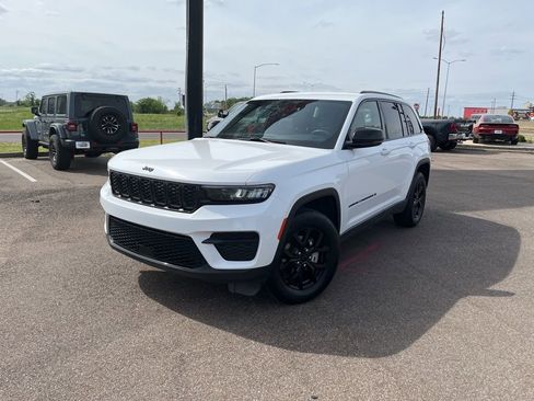 Used 2024 Jeep Grand Cherokee Altitude image 3
