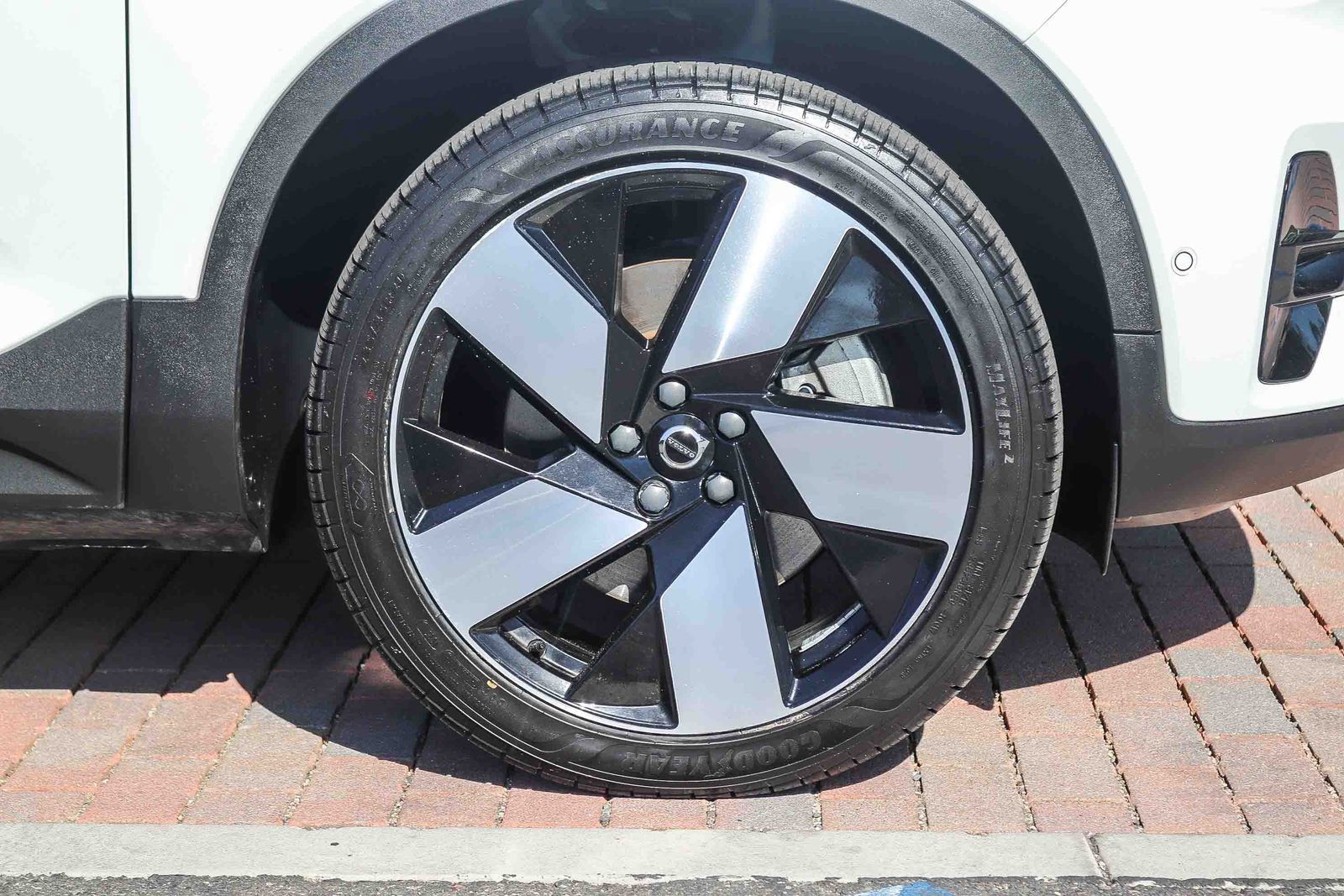 Used 2023 Volvo XC40 Recharge Plus w/ Protection Package Premier AWD/4WD image 11