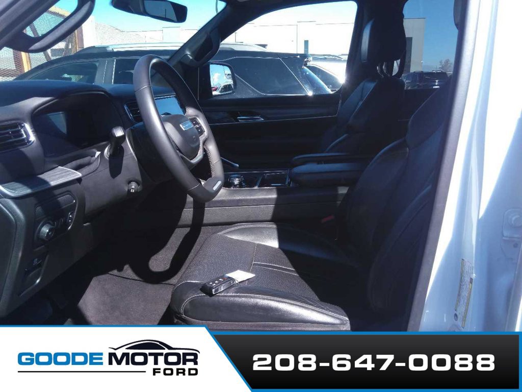 Used 2024 Jeep Wagoneer L Series II w/ Flexible Seating Group AWD/4WD image 9