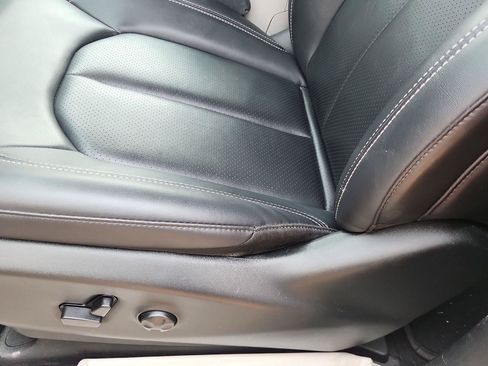 Used 2024 Chrysler Pacifica Touring-L FWD image 11
