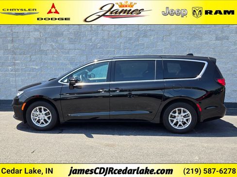 Used 2025 Chrysler Pacifica Select FWD image 2