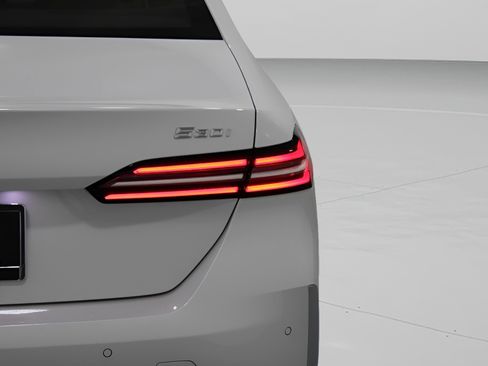 Certified 2025 BMW 530i xDrive w/ Premium Package image 12