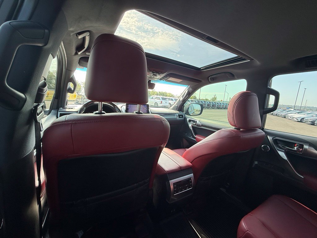 Used 2023 Lexus GX 460 Luxury w/ Sport Design Package AWD/4WD image 28