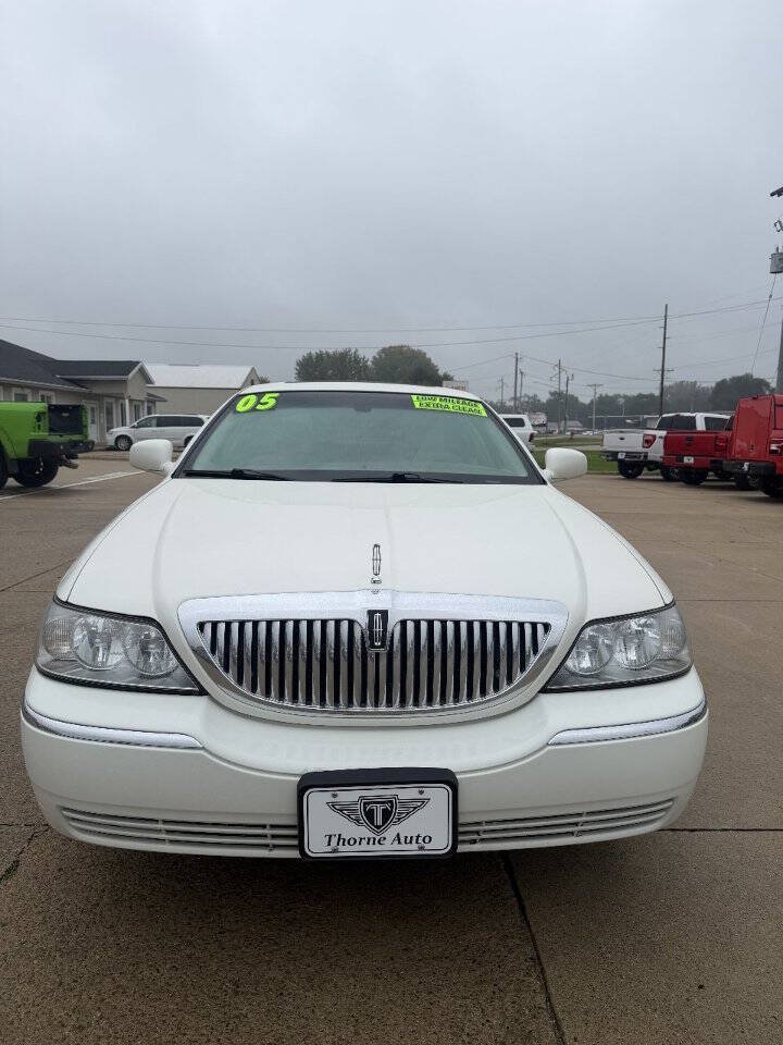 Used 2005 Lincoln Town Car Signature Limited RWD image 5