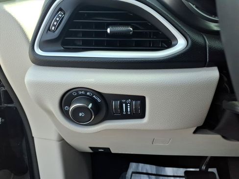 Used 2024 Chrysler Pacifica Touring-L FWD image 17