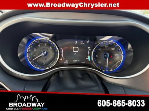 Used 2022 Chrysler Pacifica Touring-L FWD image 18