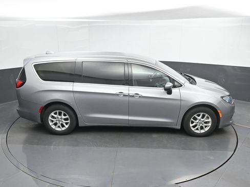 Used 2017 Chrysler Pacifica Touring FWD image 34