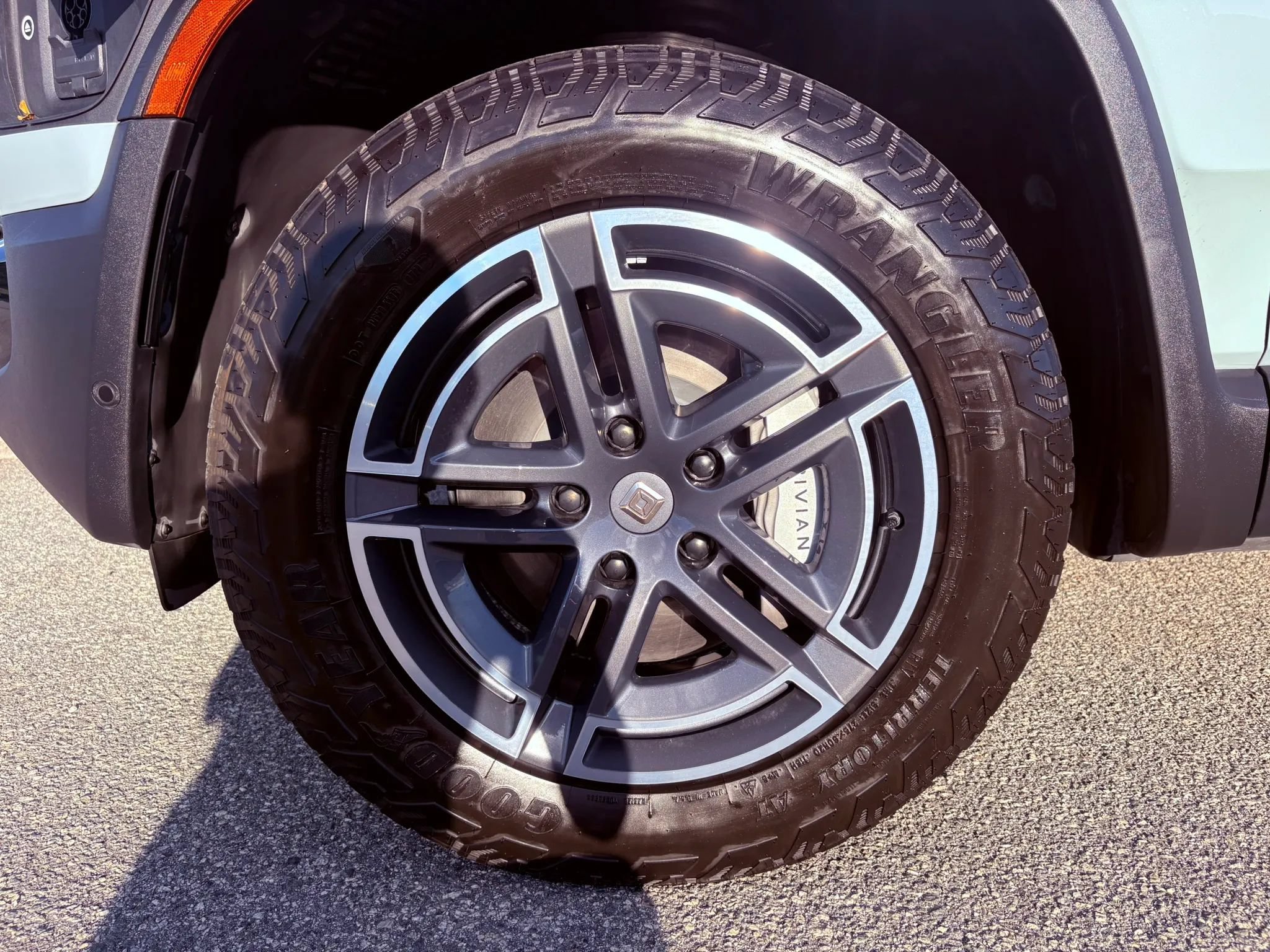 Used 2025 Rivian R1S Adventure Dual AWD/4WD image 33