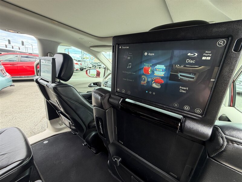 Used 2018 Chrysler Pacifica Limited w/ Advanced Safetytec Group FWD image 17