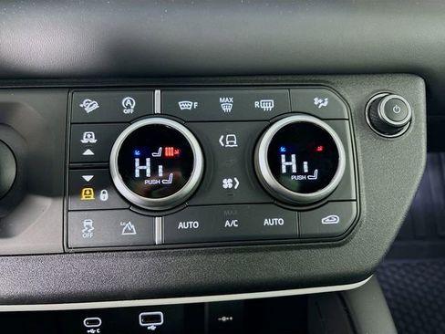 Used 2024 Land Rover Defender 110 X-Dynamic SE image 18