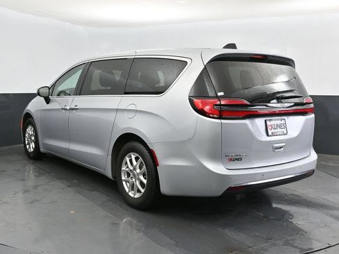 Used 2023 Chrysler Pacifica Touring-L FWD image 10