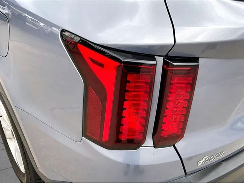 Used 2021 Kia Sorento LX FWD image 28