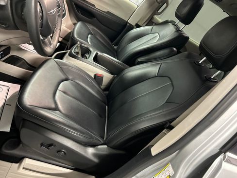 Used 2024 Chrysler Pacifica Touring-L image 12