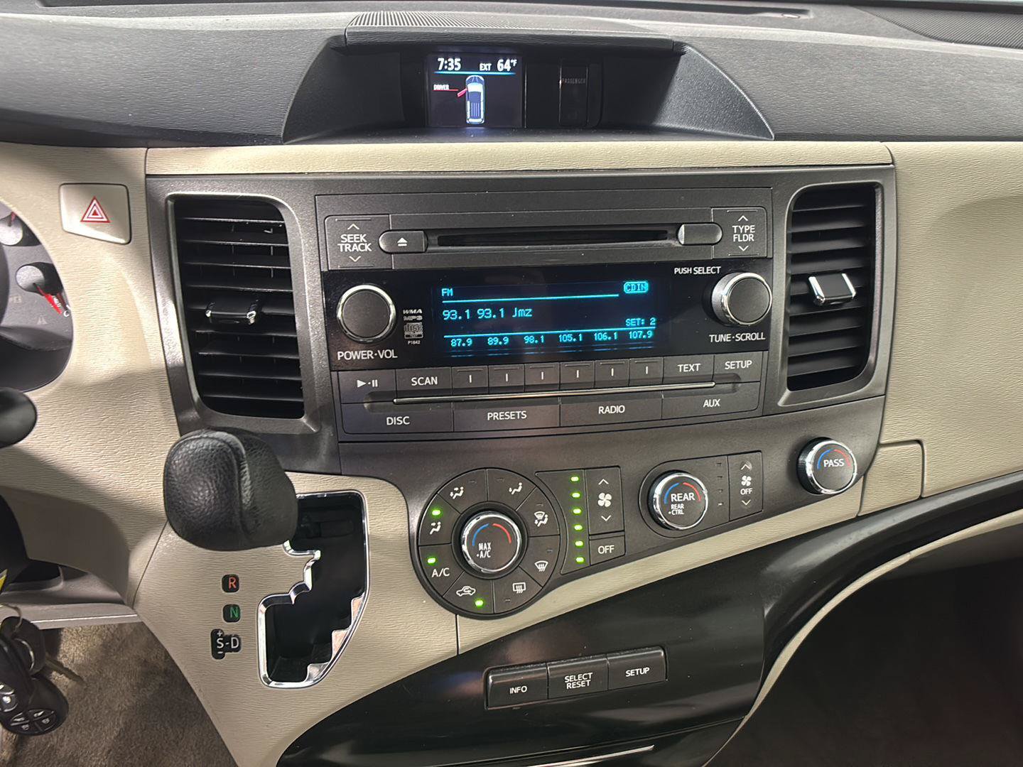 Used 2012 Toyota Sienna LE w/ Towing Pkg FWD image 33