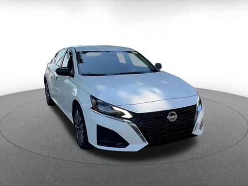 Used 2025 Nissan Altima 2.5 SV FWD image 3