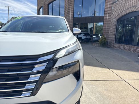 Used 2025 Nissan Rogue SV AWD/4WD image 10