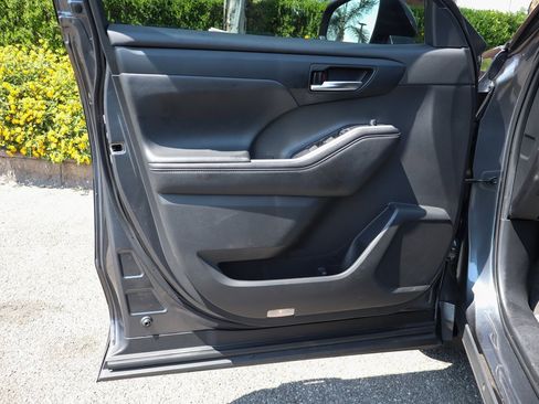 Used 2020 Toyota Highlander XLE image 14